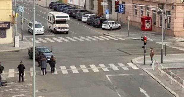 Autonehoda při natáčení filmu v Praze