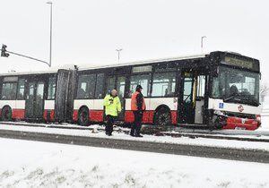 Ranní sníh v pátek vážně zkomplikoval autobusovou dopravu pražských příměstských spojů. (Ilustrační foto)