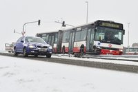 Nehoda v Praze: Autobus sjel do svodidel!