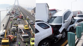 Při děsivé autonehodě na jihokorejském mostě umírali lidé.