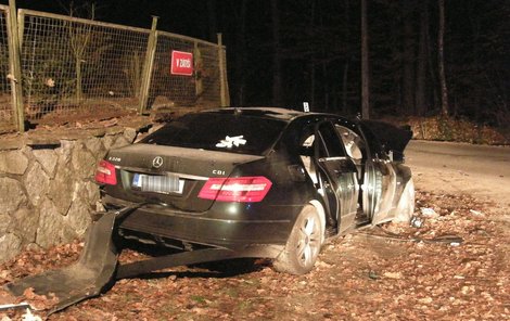 Náraz do zdi udělal z mercedesu hromadu šrotu.