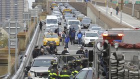 Autonehoda se smrtelnými následky a požár zablokovaly Brooklyn Bridge