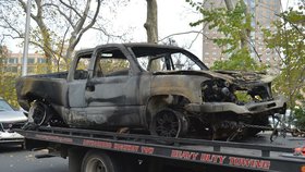 Autonehoda se smrtelnými následky a požár zablokovaly Brooklyn Bridge