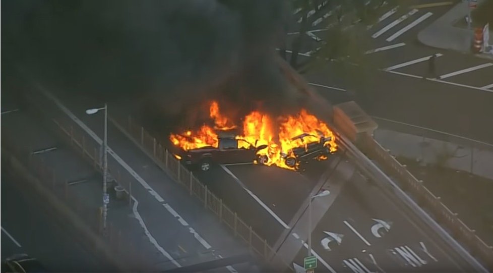 Autonehoda se smrtelnými následky a požár zablokovaly Brooklyn Bridge