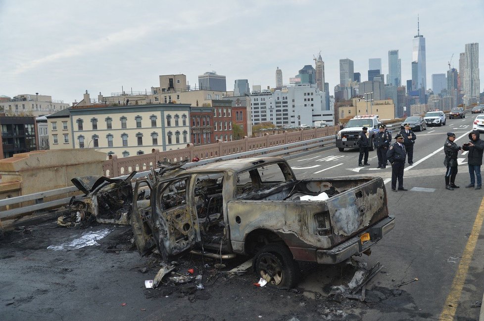 Autonehoda se smrtelnými následky a požár zablokovaly Brooklyn Bridge