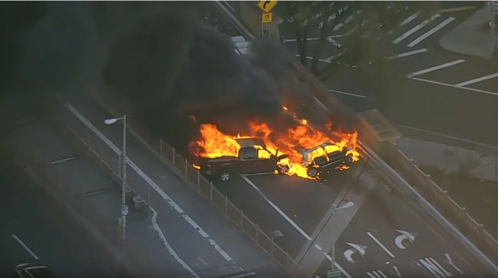 Autonehoda se smrtelnými následky a požár zablokovaly Brooklyn Bridge