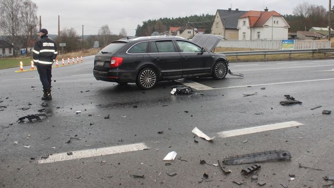 Autonehoda na křižovatce u Třemošné