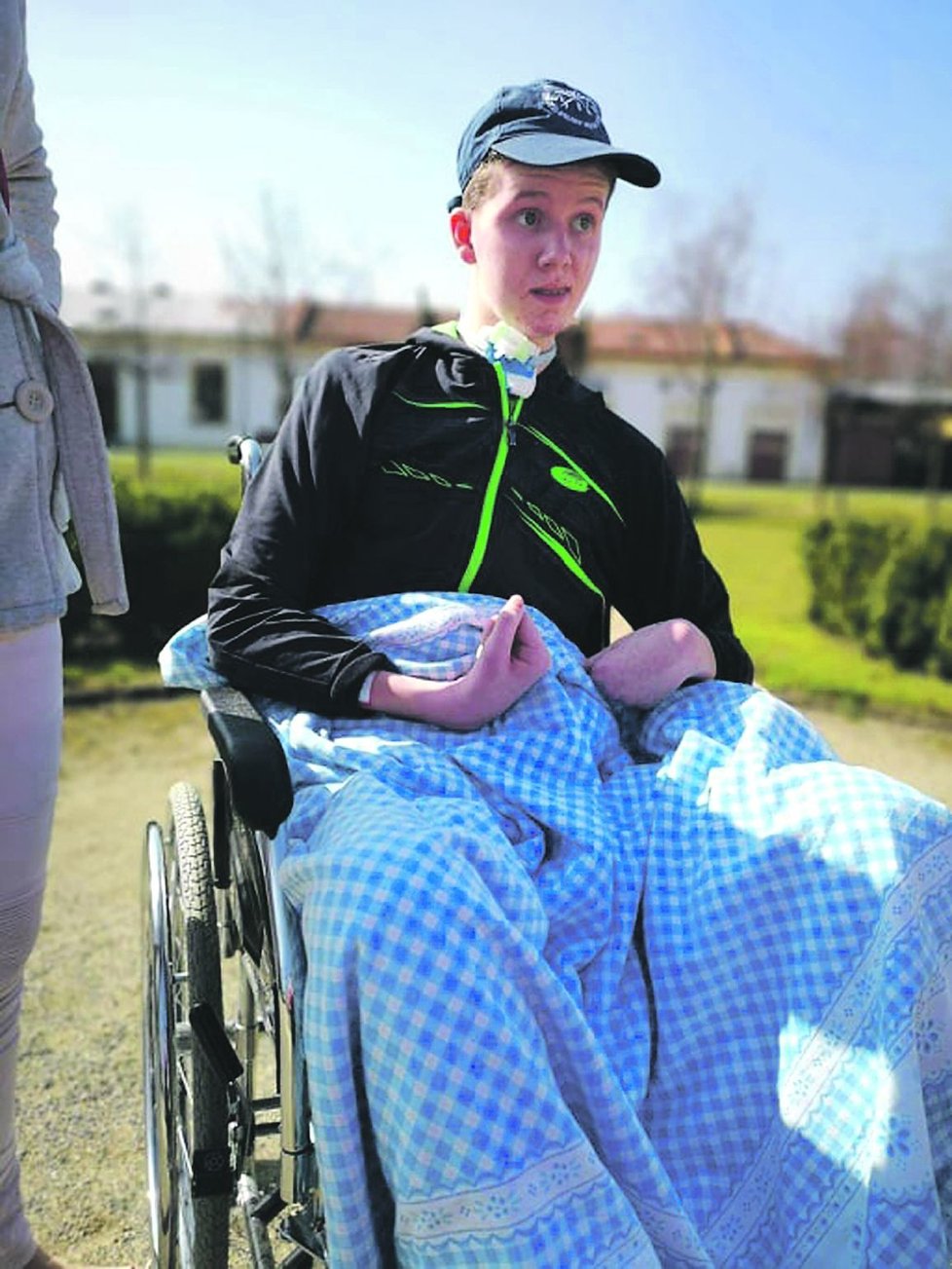 Březen 2019: Nejprve se  pohyboval  na invalidním vozíku.