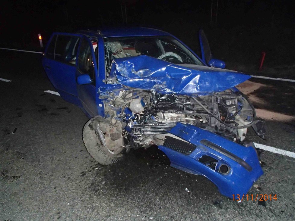 Mladík z nabourané škodovky zachránil druhému řidiči po autonehodě život.
