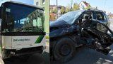Lámal se plech a vzduchem létaly střepy: Autobus narazil v Plzni do osobáku