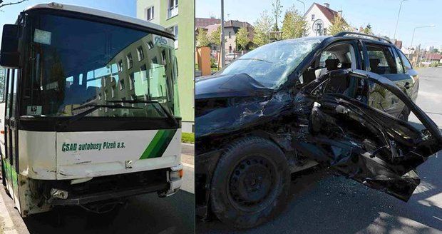 Lámal se plech a vzduchem létaly střepy: Autobus narazil v Plzni do osobáku