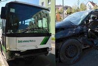 Lámal se plech a vzduchem létaly střepy: Autobus narazil v Plzni do osobáku