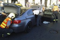 Řidič BMW smetl v Praze šest lidí a utekl: V autě nechal doklady?!