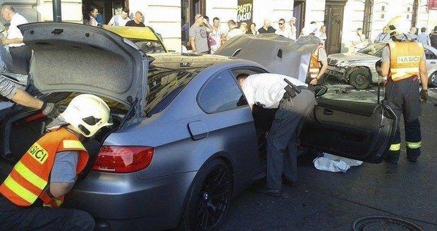 Řidič BMW smetl taxi a odhodil ho na šest chodců.