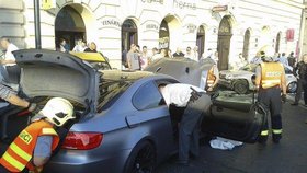 Řidič BMW smetl taxi a odhodil ho na šest chodců. Od nehody utekl.