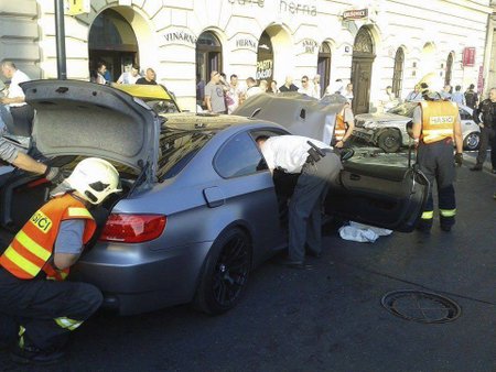 Řidič BMW smetl taxi a odhodil ho na šest chodců.
