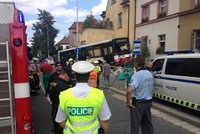 Autobus to v Praze nabral do zastávky: Bouračka si vyžádala 6 zraněných!
