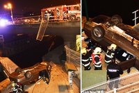 Děsivá autonehoda na břehu Vltavy: Auto prorazilo zábradlí a skončilo na náplavce!