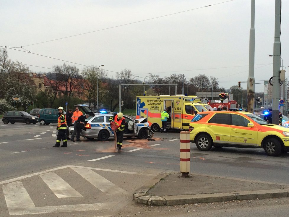 Autonehoda na křižovatce ulic Kbelská a Pardubická v Praze