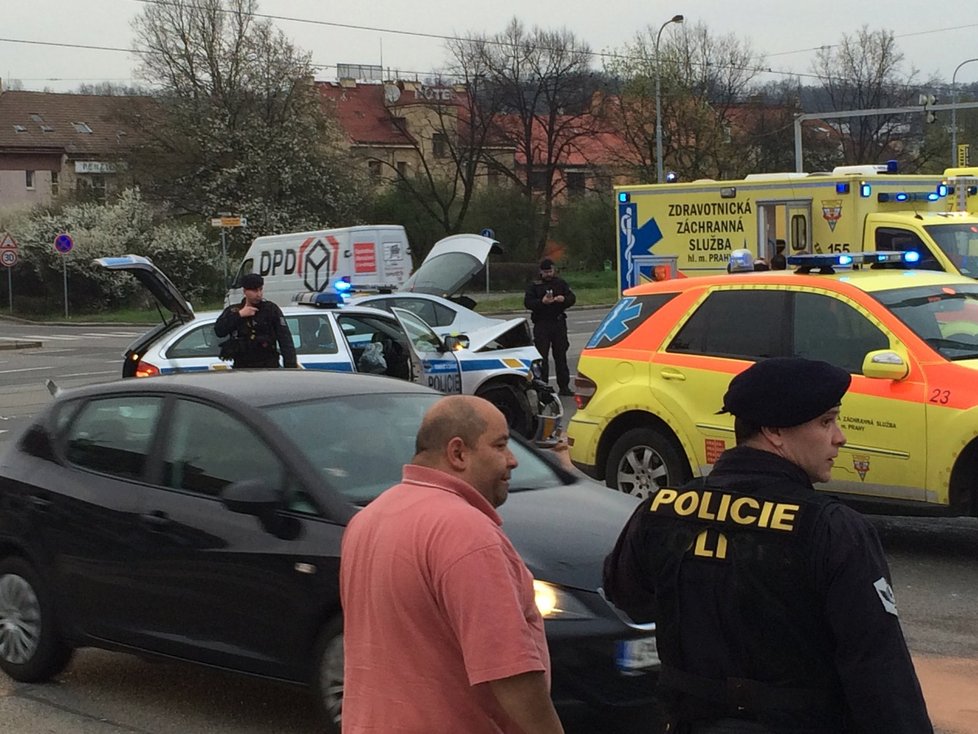 Autonehoda na křižovatce ulic Kbelská a Pardubická v Praze