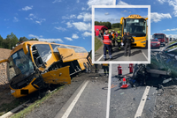 Drsná nehoda autobusu s vozem u Příbrami: Pro zraněného letěl vrtulník