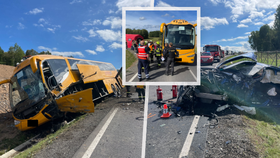 Dopravu u Příbrami zastavila nehoda auta a autobusu,jeden vážně zraněný