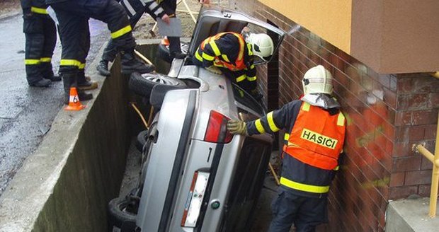 Řidič nezvládl řízení, pro hasiče to byla kuriozita