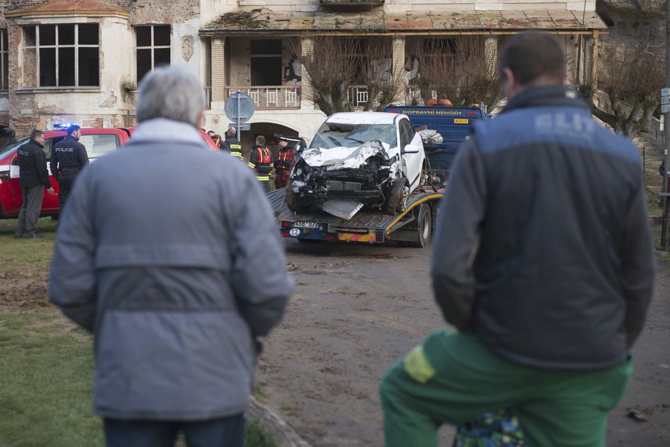 Muž vjel s autem do rybníka Harasov. V nemocnici zemřel