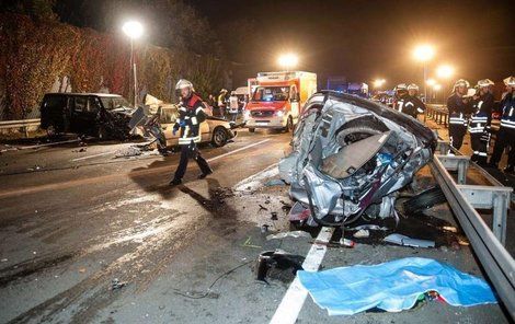 Tělo miminka přikryla policie modrou dekou.