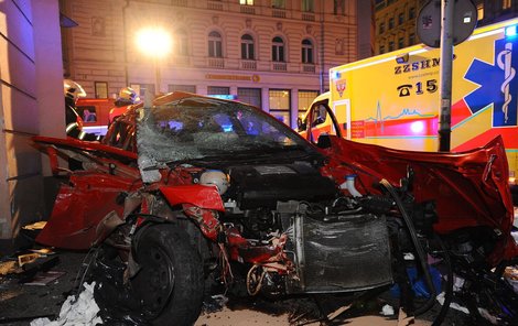 Šrot zůstal z fabie, kterou řídi opilý Vietnamec.