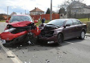 Těhotná žena si po autonehodě stěžovala na bolesti na hrudníku.