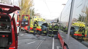 V tramvaji nebyl nikdo zraněn, řidič záchranky již takové štěstí neměl