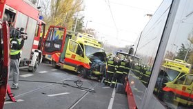 Ze záchranky museli hasiči řidiče vystříhat