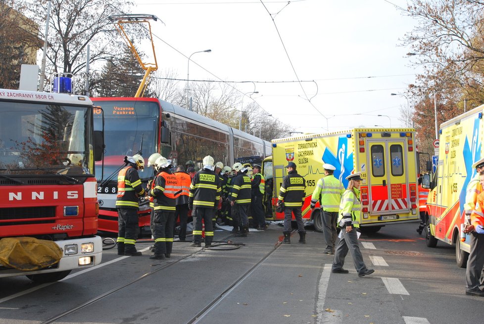 Při něhodě byl zraněn řidič záchranky a spolujezdec