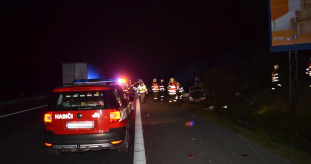 Muž převáděl kolo přes D1:  Přejel ho osobák, 2 náklaďáky a autobus!