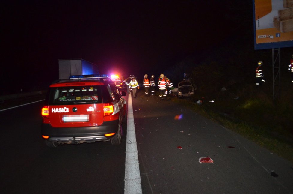 Policie a záchranáři na místě nehody.