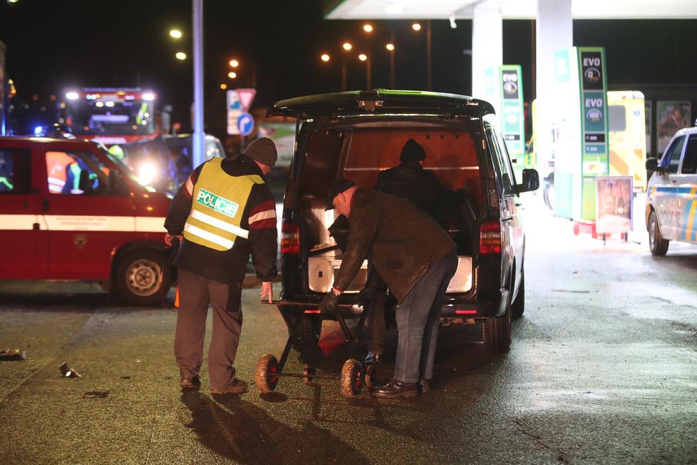 Tragická dopravní nehoda na benzince na dálnici D5, zemřeli dva lidé