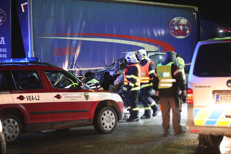 Tragická dopravní nehoda na benzince na dálnici D5, zemřeli dva lidé