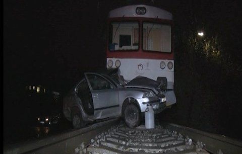 Nehoda na přejezdu: Matka s dcerami skončily pod vlakem