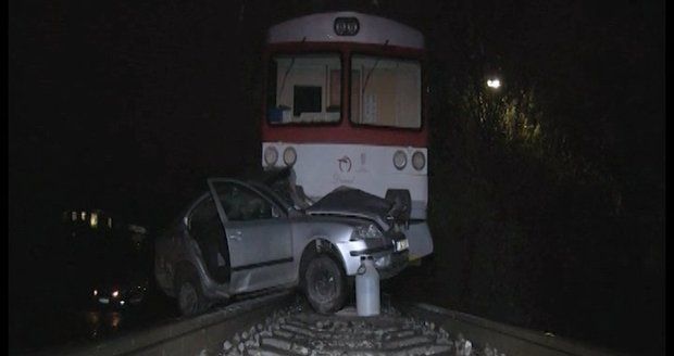 Nehoda na přejezdu: Matka s dcerami skončily pod vlakem