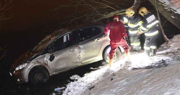 Řidič zaparkoval auto ve Vltavě, vůz museli vytáhnout hasiči