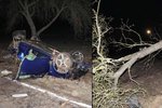 Při nehodě vyjel vůz z vozovky a vrazil do stromu.