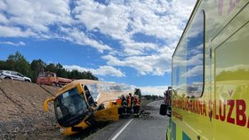 Dopravní nehoda u Příbrami: srážka osobního automobilu a autobusu