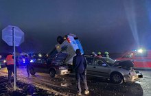 Nehoda u Hostivic: Čtyři auta v sobě