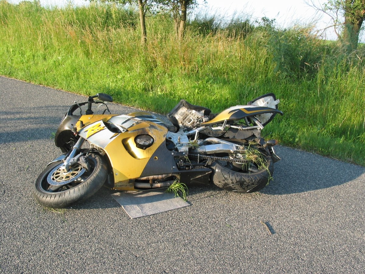 Smrtí motorkáře (†24) skončila srážka motocyklu se srncem u Uherského Brodu. Zejména motocyklisté by měli být opatrní. Náraz do srnce či jelena je téměř stejný jako do pevné překážky. Šanci vyváznout se zdravou kůží jezdec téměř nemá. 
