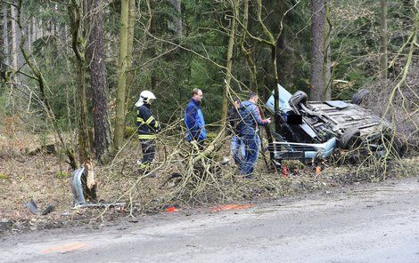 Auto se převrátilo na střechu. 