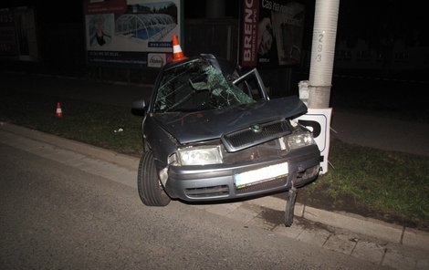 Ze Škody Octavia plné lidí udělal nezkušený řidič hromadu šrotu.