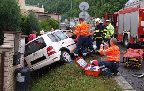 Záchranáři vyprošťovali zraněné kluky z trosek déle než hodinu.