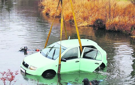 Hasiči museli auto z rybníka vytahovat jeřábem.