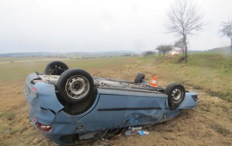 Auto se několikrát přetočilo, než skončilo na střeše v poli.